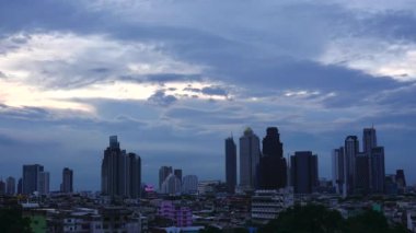 Tayland 'ın merkezindeki Bangkok şehrine hükmeden gökdelenlerin çarpıcı bir zaman atlaması.