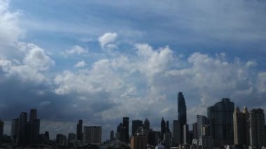 Tayland 'ın merkezindeki Bangkok şehrine hükmeden gökdelenlerin çarpıcı bir zaman atlaması.