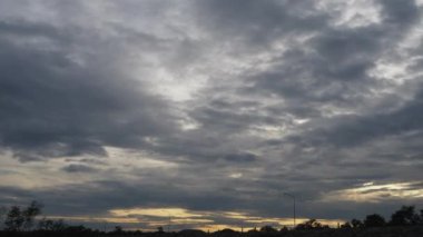 Turuncu ve mavi bulutların dramatik zaman çizelgesi Doğa Ortamı 'nda bir karanlığa doğru ilerliyor. Büyük kara bulut bulutlu hareket büyük fırtınalı yağmur günbatımı gökyüzü.