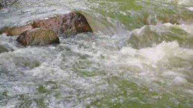 Dağdaki kayaların üzerinden çağlayan sular.