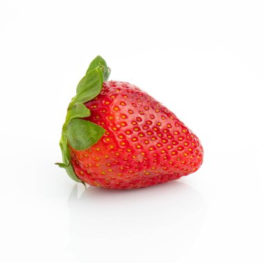 Beyaz arka planda taze kırmızı çilekler.