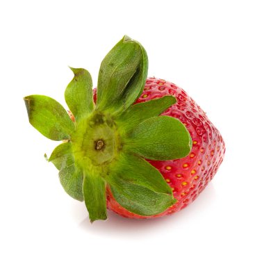 Beyaz arka planda taze kırmızı çilekler.