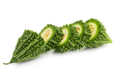 Taze acı kabak, acı salatalık ya da beyaz arka planda izole edilmiş dilimlenmiş acı kavun..