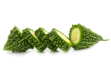 Taze acı kabak, acı salatalık ya da beyaz arka planda izole edilmiş dilimlenmiş acı kavun..