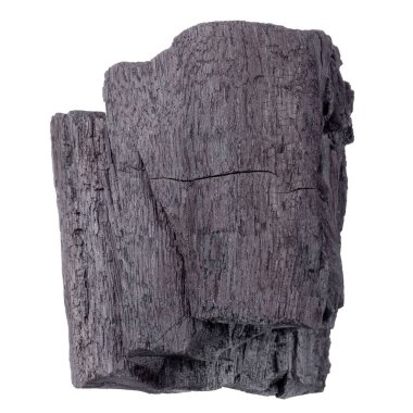 Beyaz arkaplanda doğal odun kömürü izole edilmiş.