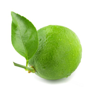 Beyaz bir arka plan üzerinde izole yeşil limon