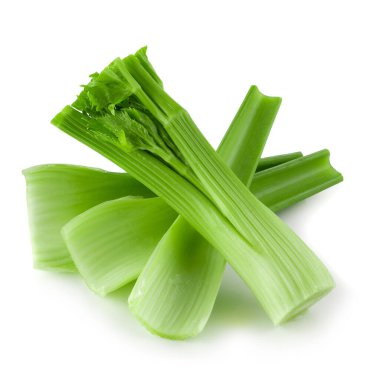 Beyaz arka planda izole edilmiş taze kereviz..