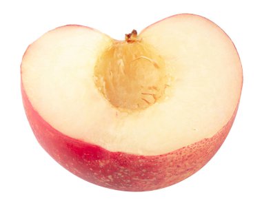 Yarım ve dilim nektarin meyve beyaz arka planda izole.