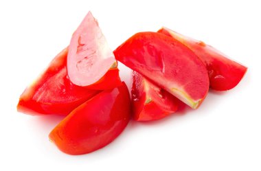 Beyaz arkaplanda izole edilmiş domates dilimi