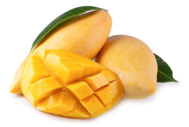 Sarı mango beyaz arkaplanda izole edilmiş..
