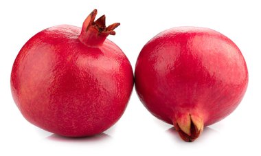 Olgun nar meyvesi beyaz arkaplanda izole edilmiş.