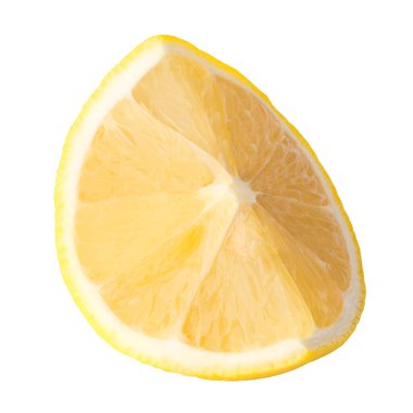 Taze dilimlenmiş olgun sarı limon meyvesi beyaz arka planda izole edilmiş.
