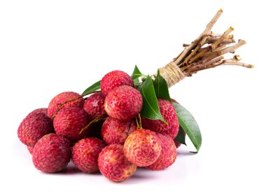 Taze liçi ya da litchi, beyaz arka planda izole edilmiş tropikal meyvedir.