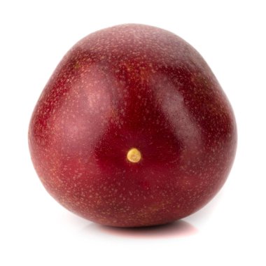 Beyaz arka planda sarı hamurlu kırmızı tutkulu meyve.