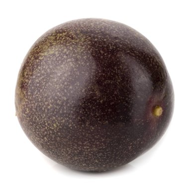 Beyaz arka planda sarı hamurlu kırmızı tutkulu meyve.