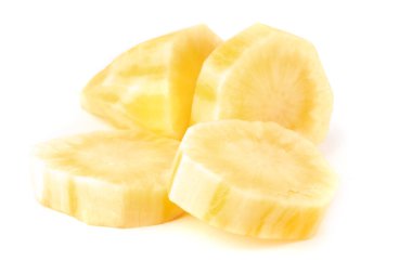 Yacon kökleri beyaz bir arkaplanda izole