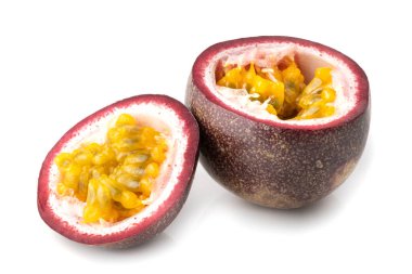 Beyaz arka planda sarı hamurlu kırmızı tutkulu meyve.