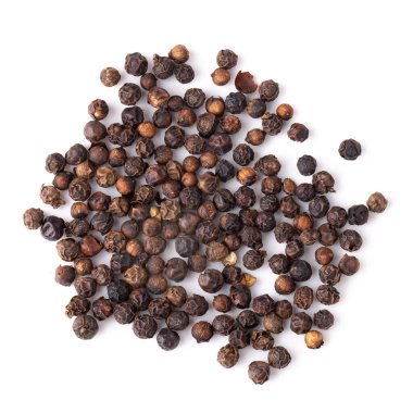 Beyaz arkaplanda siyah biber izole edilmiş.