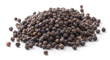 Beyaz arkaplanda siyah biber izole edilmiş.