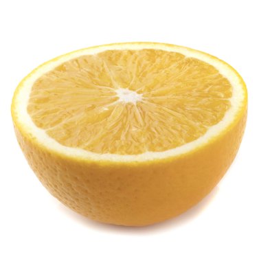 Beyaz arka planda taze organik portakal izole edilmiş.