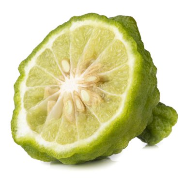 Beyaz arka planda yarım bergamot meyvesi