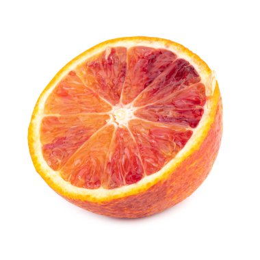 Kırmızı kan turuncu ve turuncu dilimler beyaz arka planda izole edilmiş.