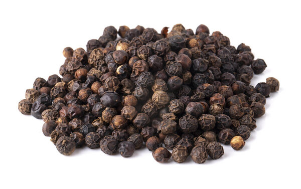 Черный перец изолирован на белом фоне