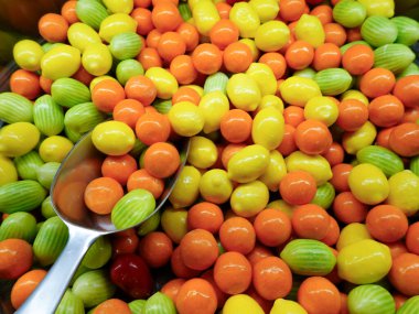 Farklı şekillerde ekşi meyve ya da karpuz içeren bir sürü tatlı şeker..