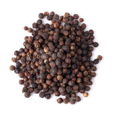 Beyaz arkaplanda siyah biber izole edilmiş.