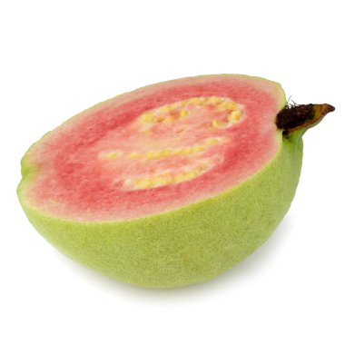 Guava pembe sulu etli ve beyaz arka planda yaprağı olan güçlü tatlı aromalı tropikal bir meyvedir.