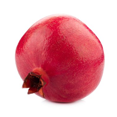 Olgun nar meyvesi beyaz arkaplanda izole edilmiş.