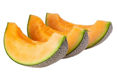 Kavun ve karpuz dilimi beyaz arka planda izole edilmiş..