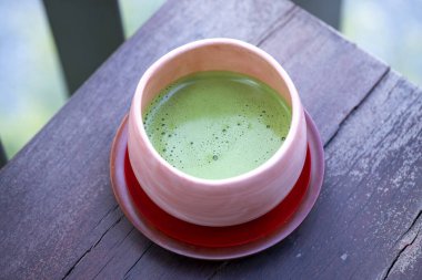 Sıcak bir fincan kibrit, ince yeşil çay tozundan yapılır. Japon kültüründe yaygındır.