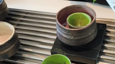 Bir çay fincanına elek ile kibrit tozu serpiştirmek