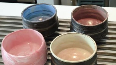 Çay demlemek için bir fincan hazırla.