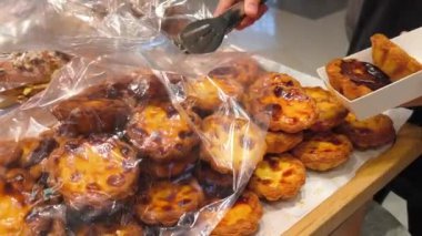 Lezzetli yumurtalı tart, fırında taze pişmiş Portekiz yumurtalı tartı.
