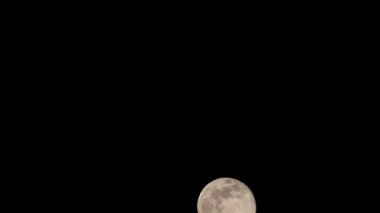 Gece gökyüzünde yükselen dolunayın hızlandırılması
