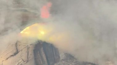 Fırınlarda yoğun duman var. Buda heykelleri yapmak için pirinç işleniyor