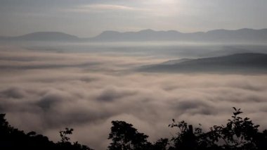 Hava sıcak ve nemli, çok fazla su buharı vadide bir sis denizi oluşturuyor.