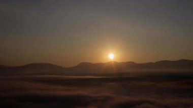 Hava sıcak ve nemli, çok fazla su buharı vadide bir sis denizi oluşturuyor.