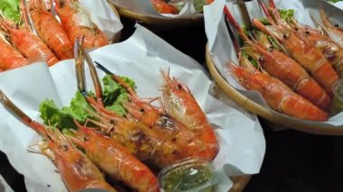 Izgara büyük nehir karidesleri. Bangkok, Tayland 'da sokak yemekleri