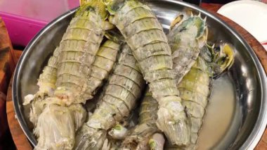 Pişirmek için taze peygamber devesi karidesi. Bangkok, Tayland 'da sokak yemekleri