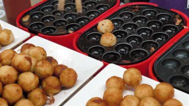 Takoyaki kızarmış ahtapot topları Bangkok, Tayland 'da lezzetli Tayland sokak yemekleridir.