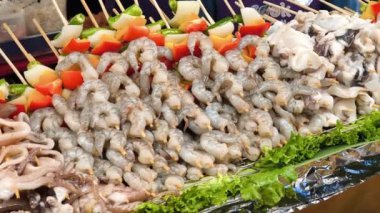 Çiğ karides ızgara için hazır, Tayland, Bangkok 'ta sokak yemeği