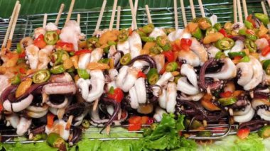 Çubukta taze mürekkep balığı, Çubukta Izgara Kalamar Dokunaçları, Tayland, Bangkok 'ta Tayland sokak yemekleri.