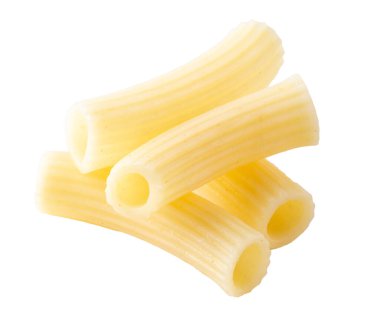 Geleneksel İtalyan makarnası, beyaz arka planda pişene kadar.