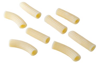 Geleneksel İtalyan makarnası, beyaz arka planda pişene kadar.