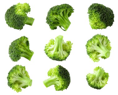 Beyaz arka planda izole edilmiş taze brokoli blokları.