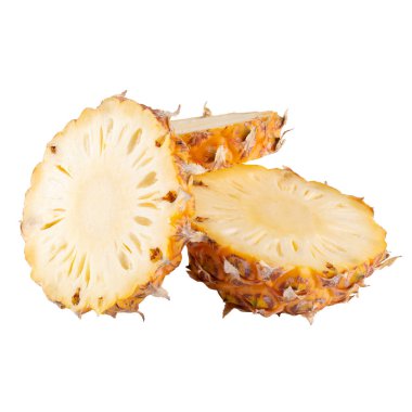 Beyaz arka planda izole edilmiş ananas dilimleri.