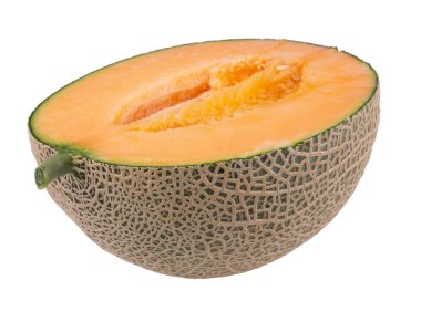 Tam ve dilimlenmiş Japon kavunları, portakal kavunu veya kavun tohumları beyaz arka planda izole edilmiş.